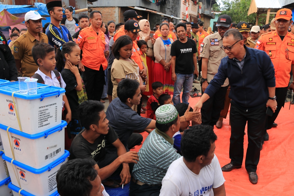 Bupati Mamuju Serahkan Bantuan Senilai 76 juta Rupiah 