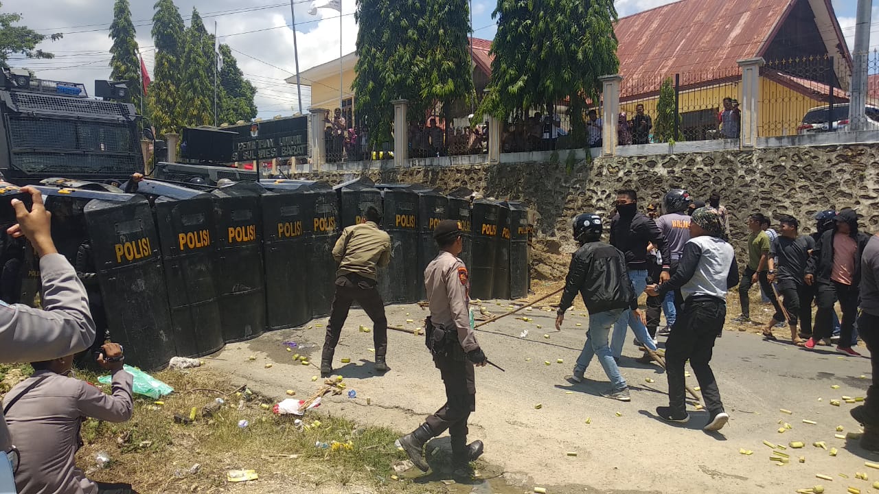 TNI-Polri Pengamanan di Kantor KPU Sulbar