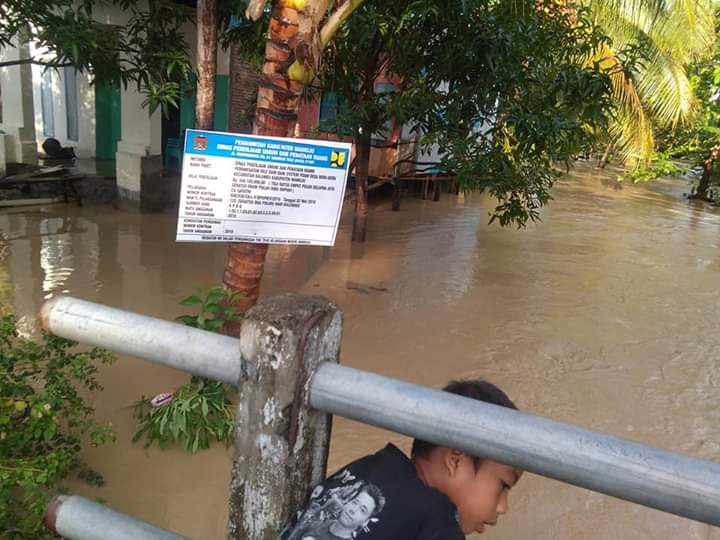 Belasan Ruas Jalan dan Perumahan Warga di Mamuju Tergenang