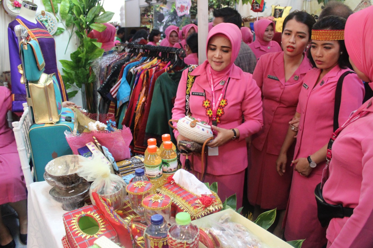 Peringati HKGB ke 66, Bayangkari Polda Sulbar Gelar Bazar