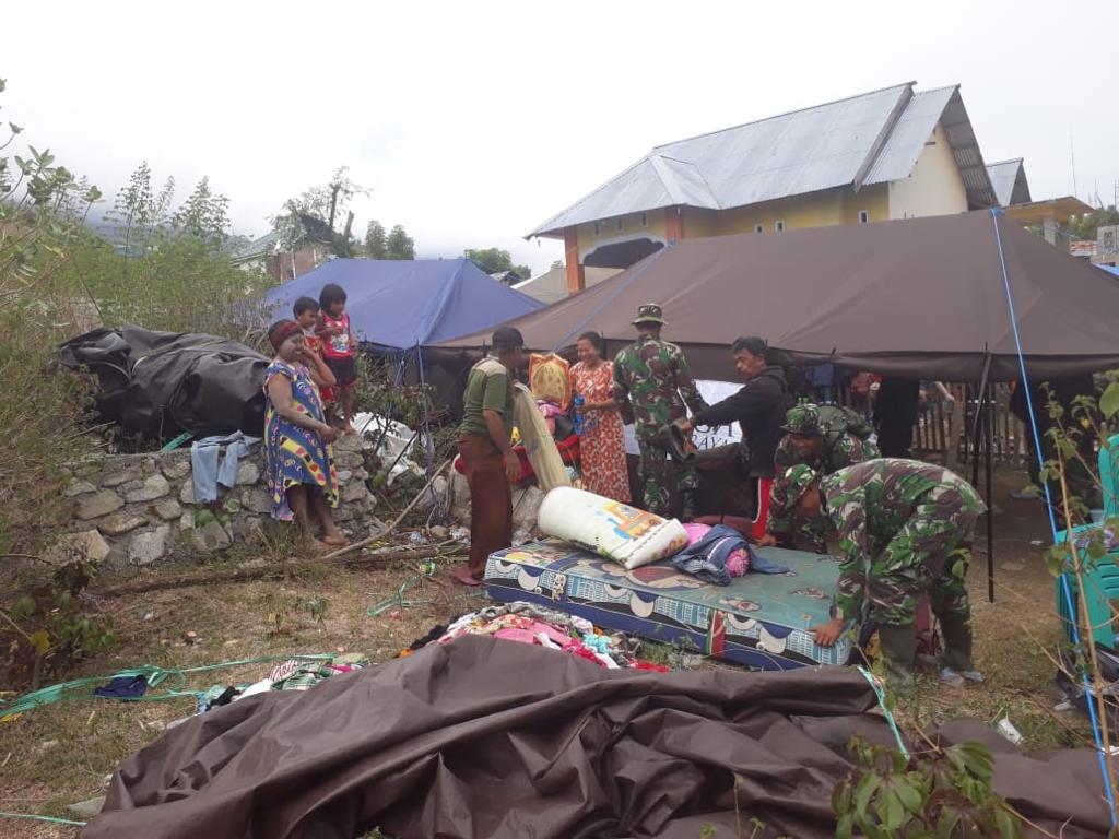 Divif 3 Kostrad Bangun Masjid Darurat di Balaroa