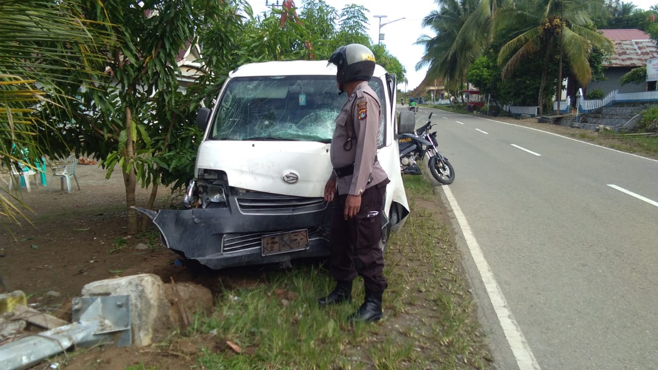 Pick Up Tabrak Tiang Lampu Jalan di Karossa