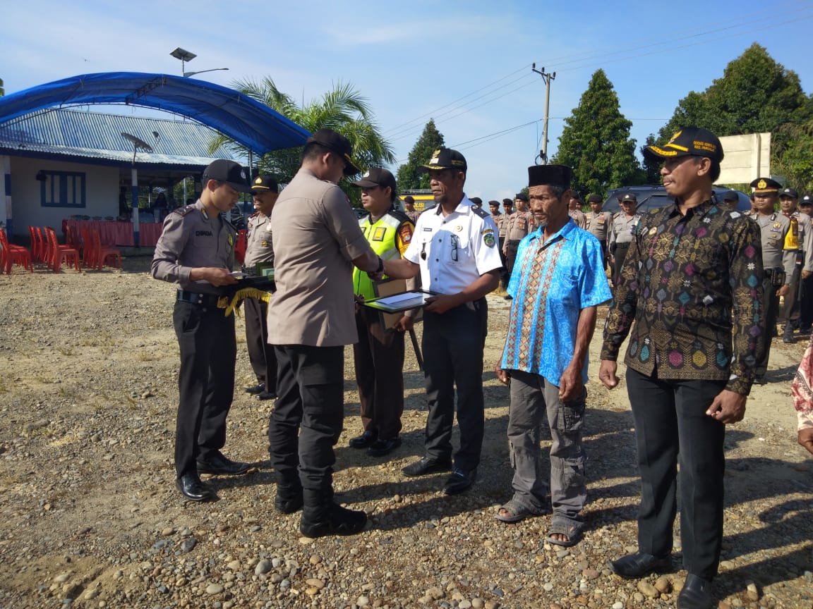 3 Personil dan 4 Masyarakat Kombiling dapat Reward dari Kapolres Mamuju.