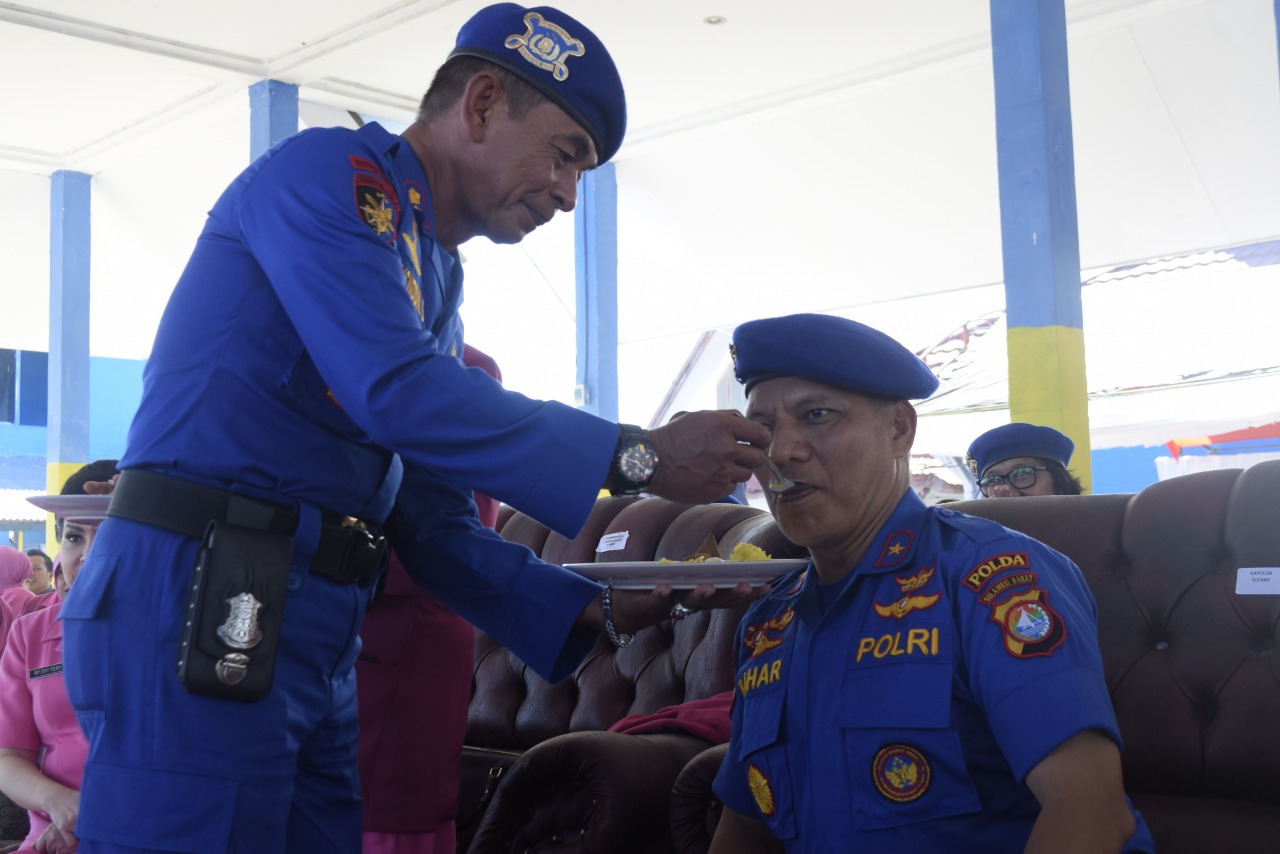 Pemotongan Tumpeng Warnai Hut Polairud ke 68