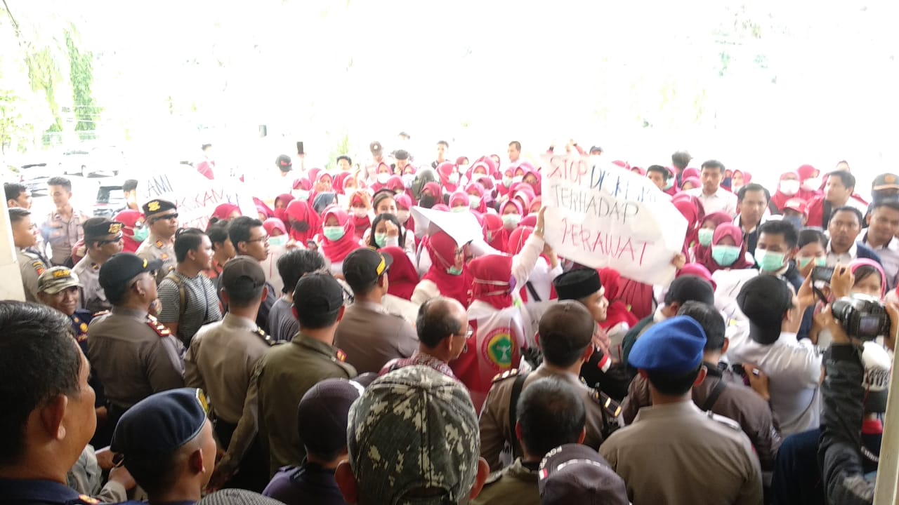 Ratusan Perawat Aksi Damai di Kantor Bupati Mamuju