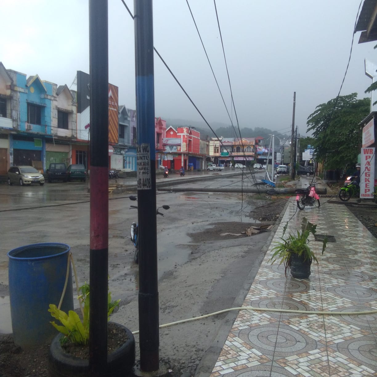 Tumbang, Tiang Listrik Tutupi Sebagian Ruas Jalan Diponegoro