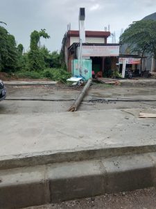 Tumbang, Tiang Listrik Tutupi Sebagian Ruas Jalan Diponegoro