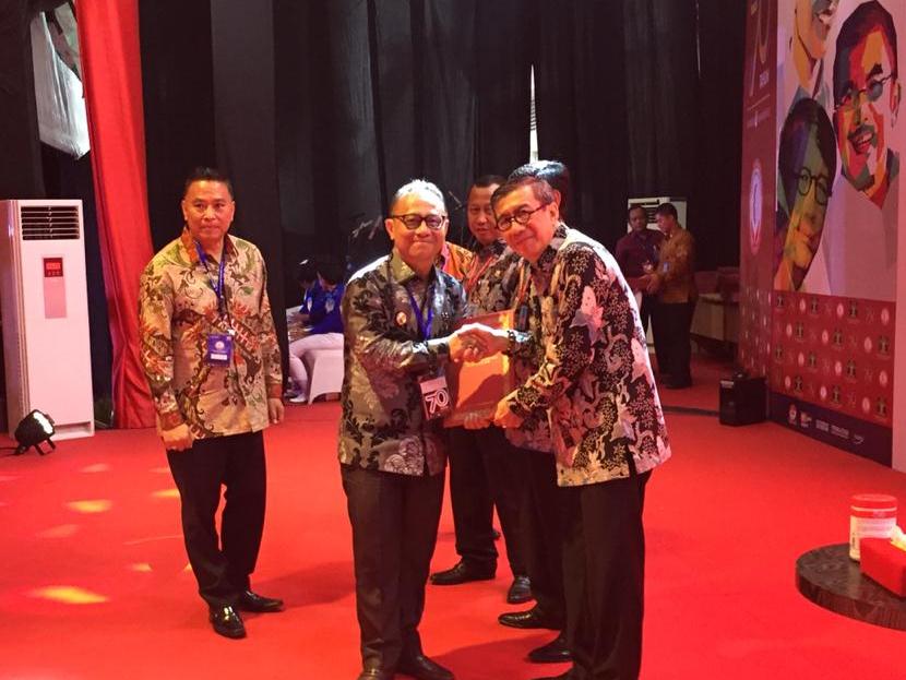 Pemkab Mamuju Terima Penghargaan Peduli HAM