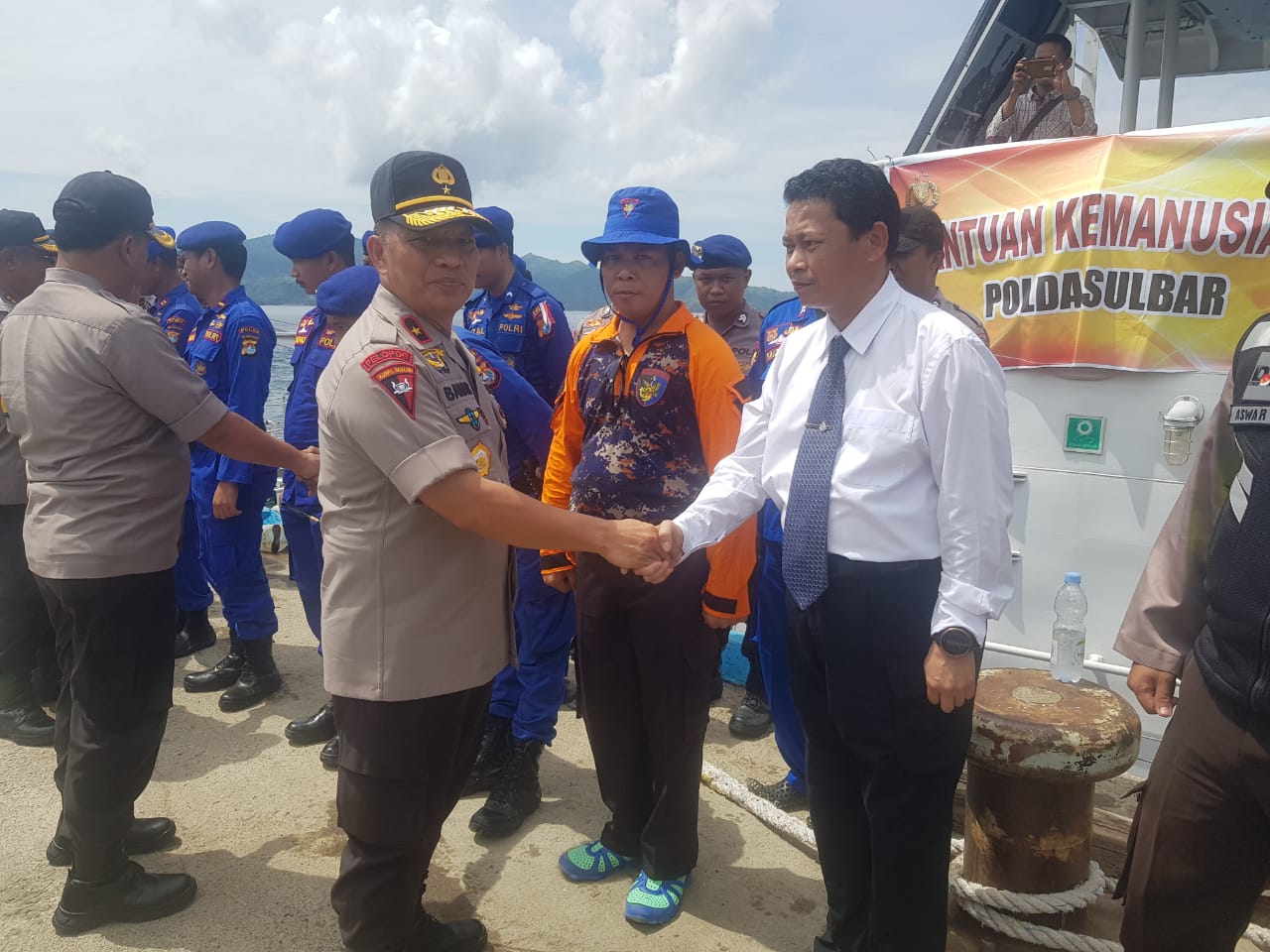 Polda Sulbar, Institusi Pertama Menyalurkan Bantuan Kemanusiaan ke Pulau Ambo