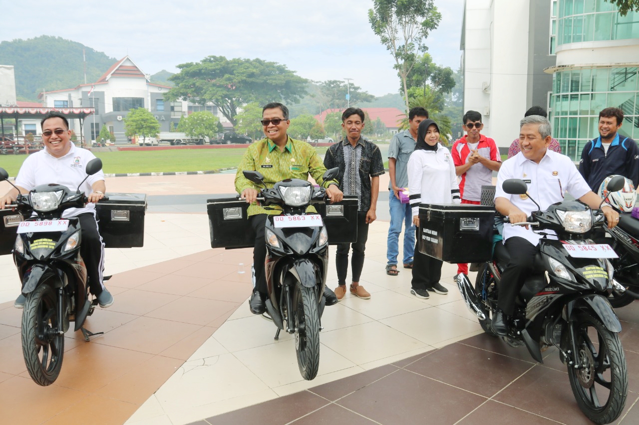 Pemprov Sulbar Serahkan 21 Motor Pa'gandeng Ikan