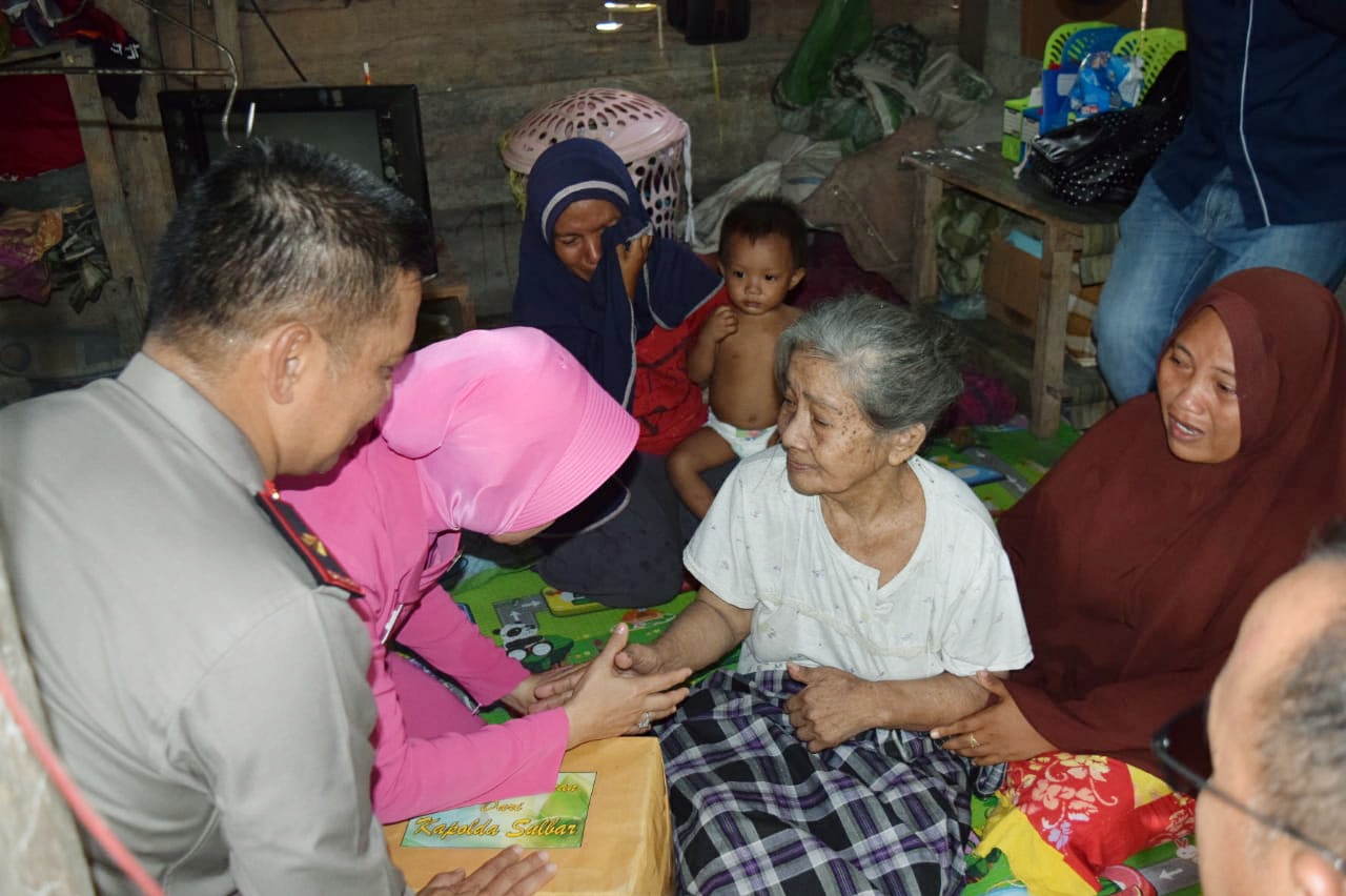 Safari Kamtibmas Kapolda Sulbar Sambangi Nenek Mariama