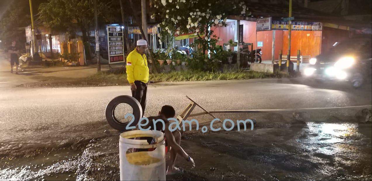 Bahrun Rasyid Tambal Jalan Berlubang