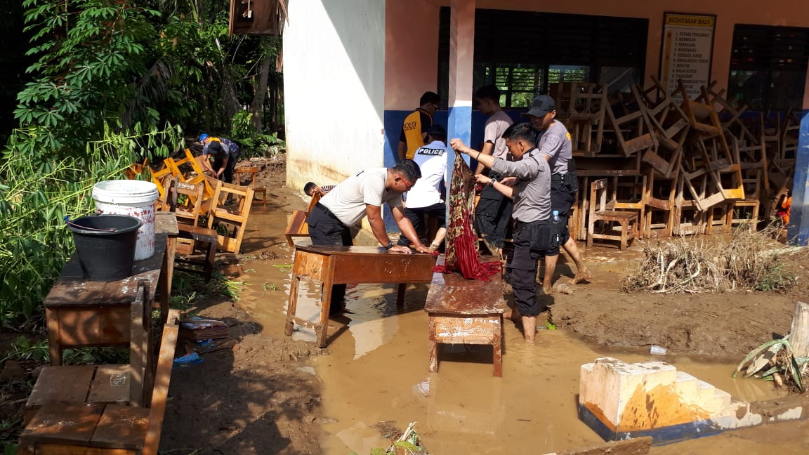 Peduli Banjir, Kapolres Mamuju Lakukan Pembersihan di Kalukku.