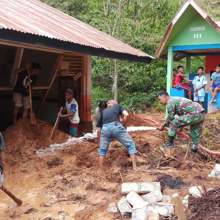 Kodim 1402 Polmas Terus Bantu Penanganan Bencana Banjir di Mamasa