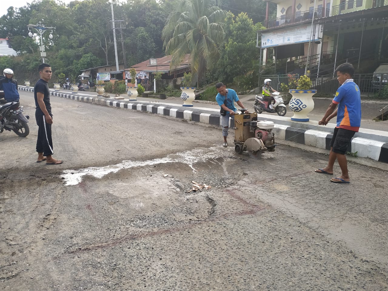 Pemkab Respon Cepat  Jalan Rusak Di Soekarno Hatta