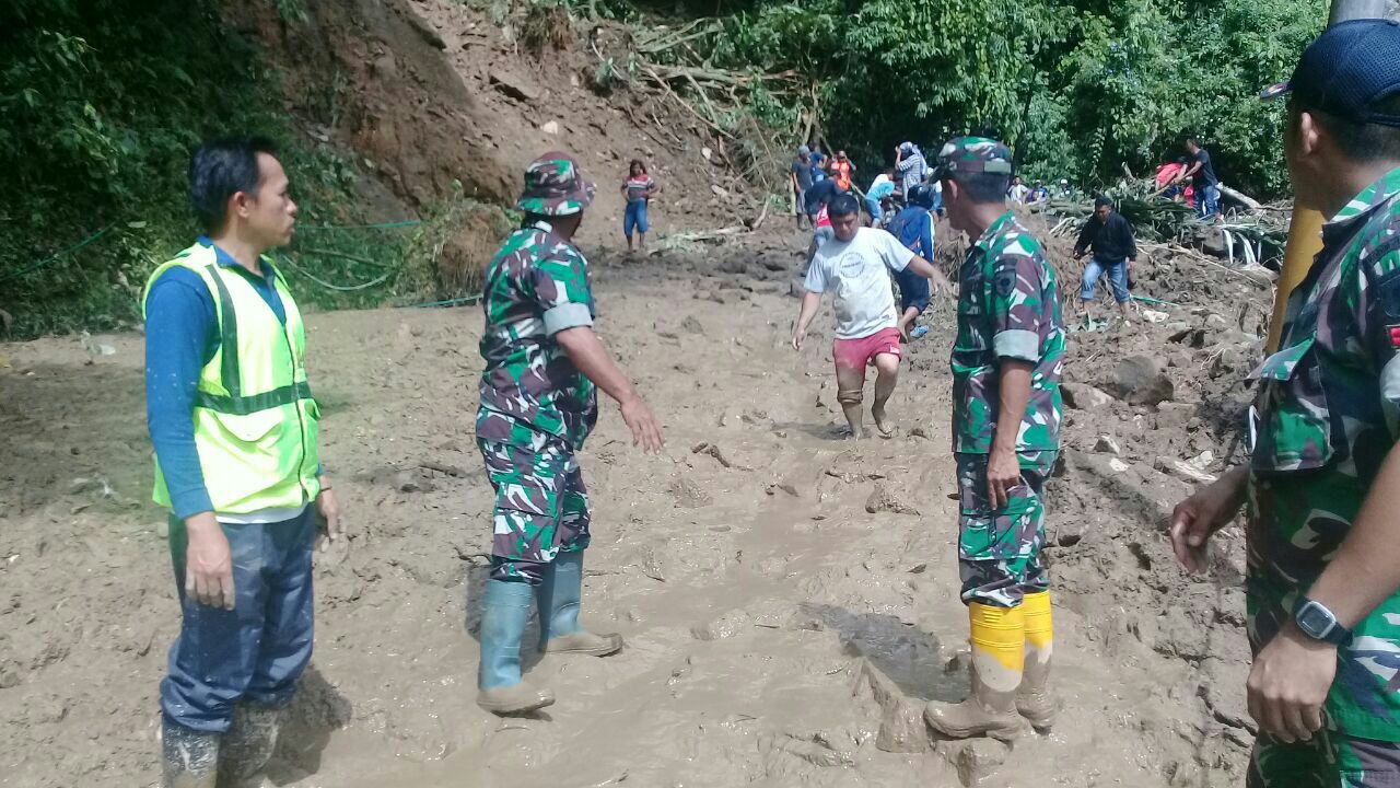 Dandim Sawerigading Turun Tangan Bersihkan Longsoran