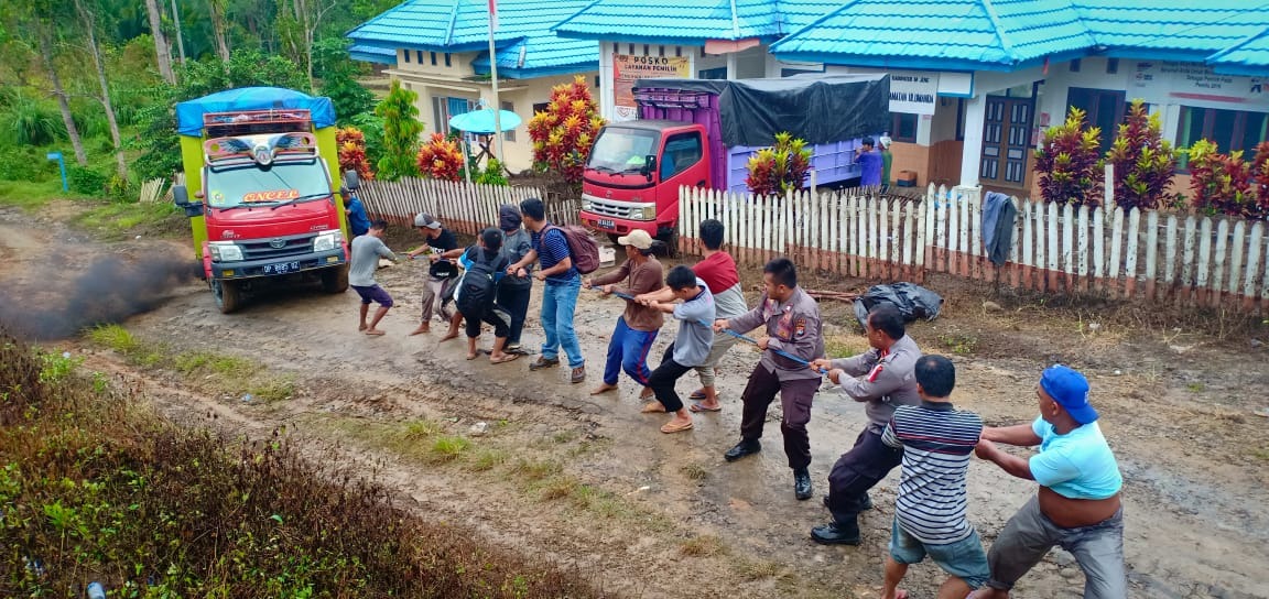 Luar Biasa Perjuangan Polres Majene dan Masyarakat Ulumanda Kawal PPK