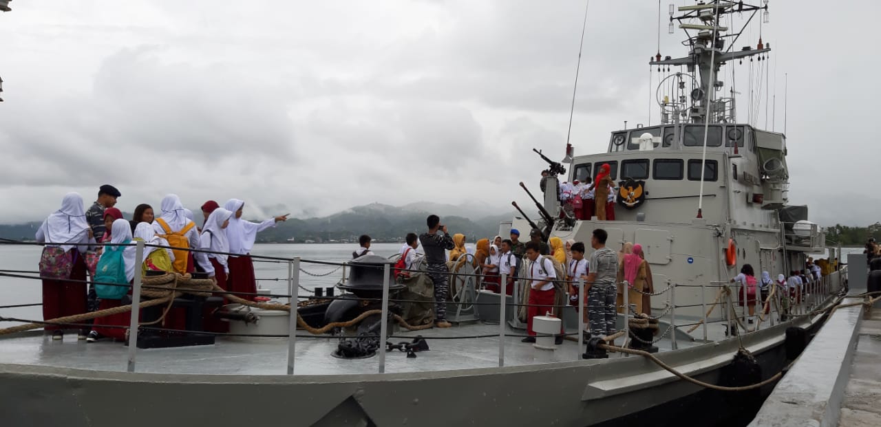 Pelajar di Mamuju Serbu KRI Pulau Rimau -724