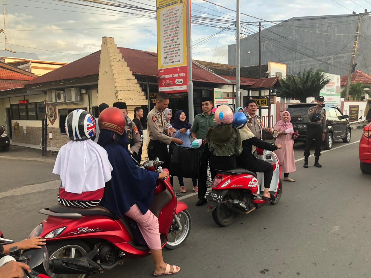 TNI/POLRI di Kab. Mamuju Bagi Takjil Bersama