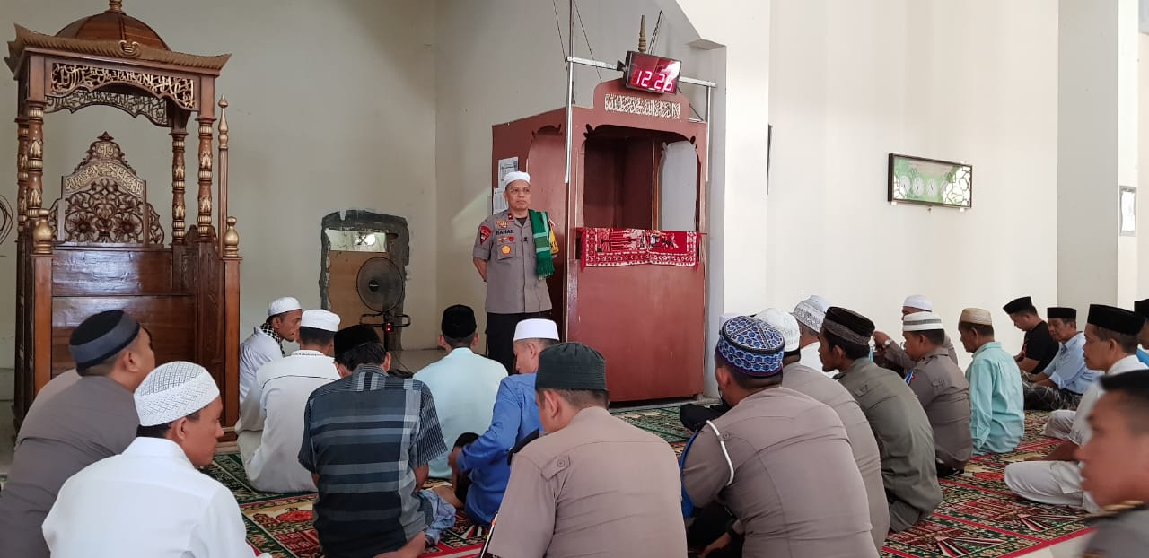 Berjamaah di Masjid Besar Al Muttahidah Malunda, Kapolda Sulbar Sisipkan Pesan Kamtibmas.