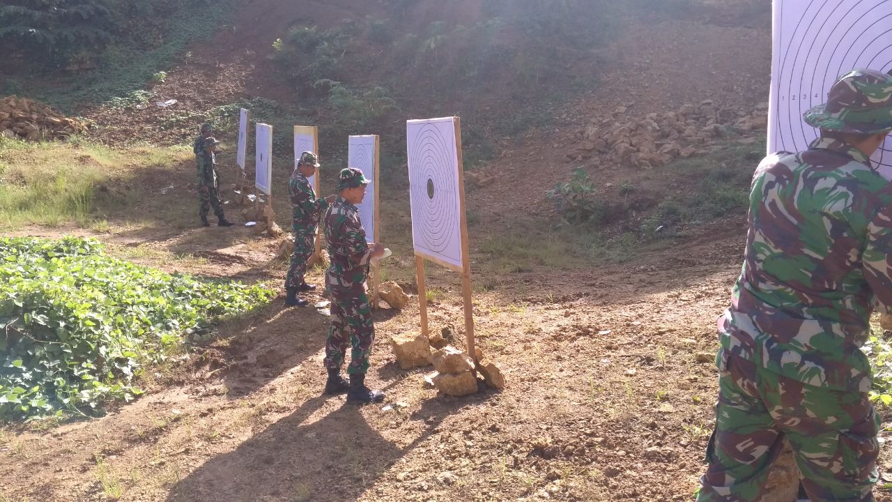 Personil Kodim 1418 Mamuju Latihan Menembak