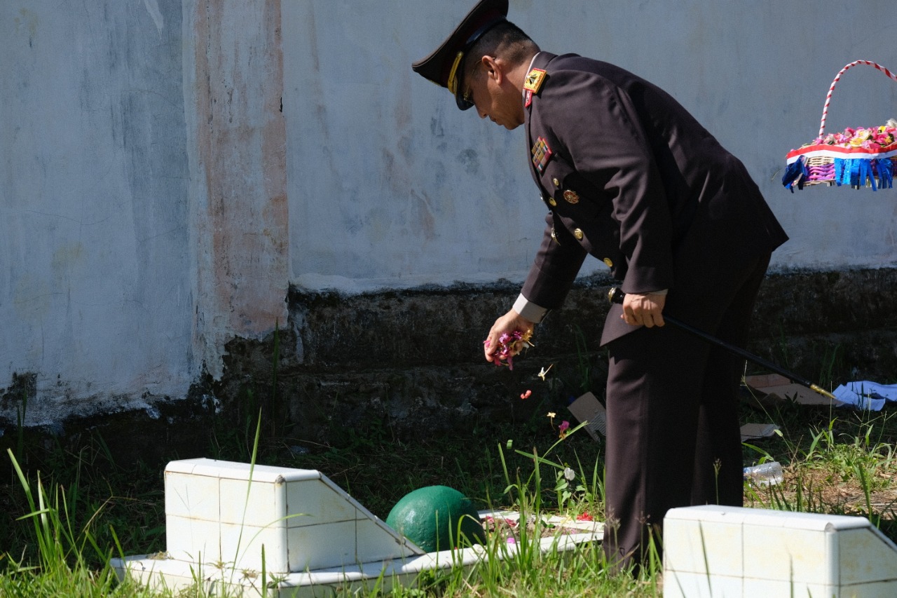 Kapolda Sulbar Pimpim Tabur Bunga di TMP Pattidi