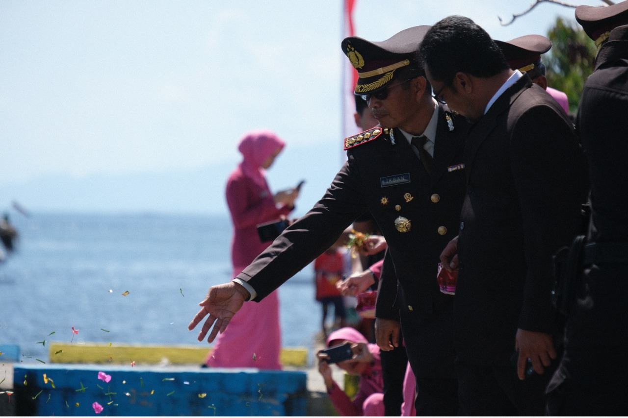 Polda Sulbar Ritual Tabur Bunga di Pelabuhan TPI