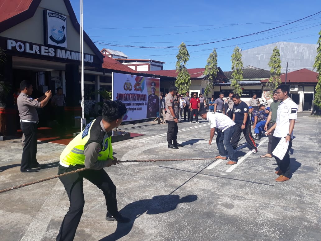 Meriahkan Hari Bhayangkara Jajaran Polres Mamuju Lomba Tarik Tambang