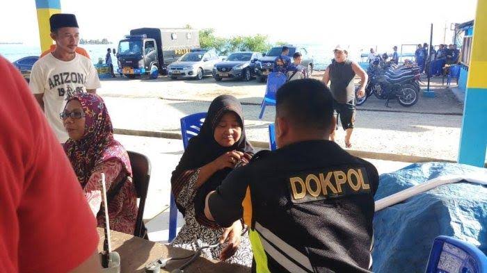 images (7) Polda Sulbar Berikan Layanan Kesehatan Gratis Untuk Para Pemudik.
