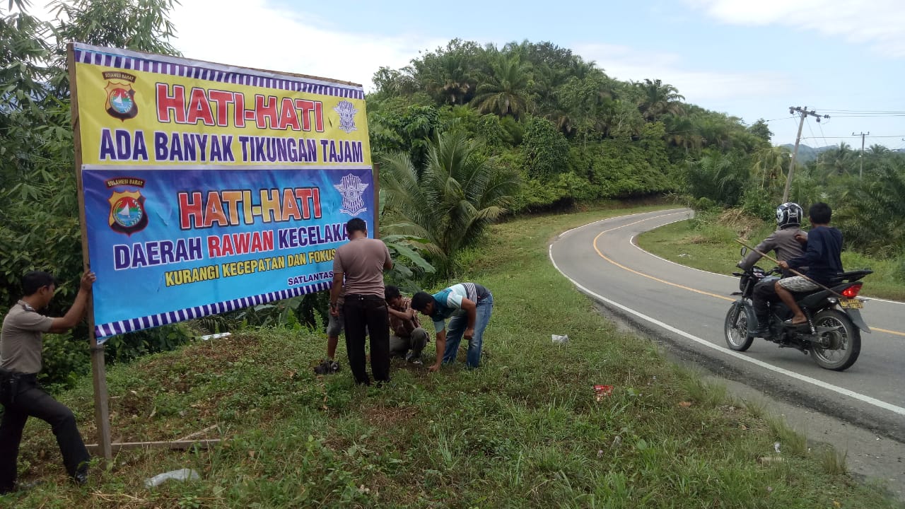 Tekan Angka Kecelakaan , Polsek Karossa Pasang Spanduk Himbauan