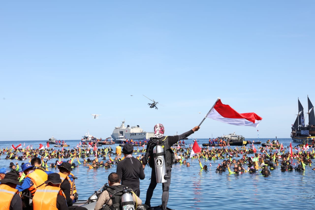Petinggi TNI dan Kapolri Sapa Penyelam di Pantai Manado