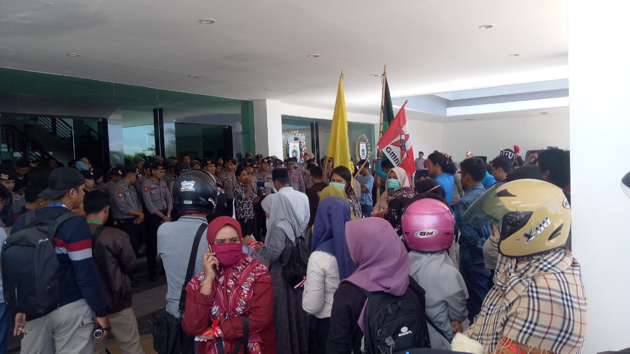 IMG-20190829-WA0055 Massa GTT dan PTT Geruduk Kantor DPRD Sulbar