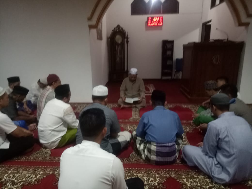 Kapolda Sulbar Pimpin Ta'lim Usai Subuh Berjamaah di Masjid Polres Majene