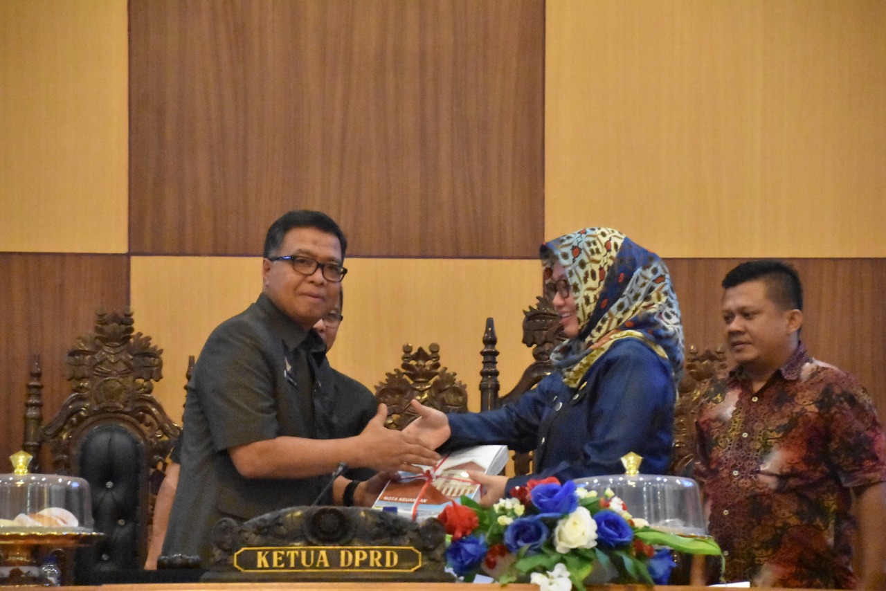 Pemprov Serahkan Nota Keuangan Dan RAPBD-P 2019 Kepada DPRD Sulbar