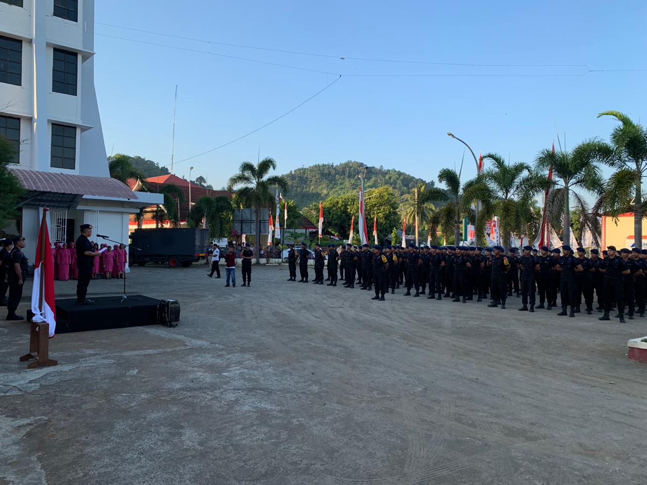  Kapolda Berangkatkan Ratusan Personil Brimob Polda Sulbar ke Papua.