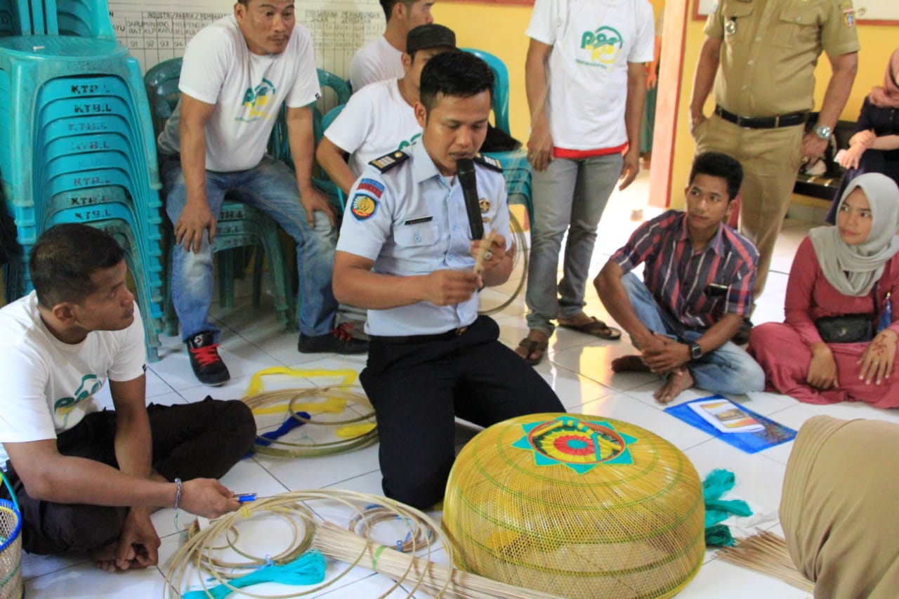 Warga Binaan Majene Ajarkan Kerajinan Tangan ke Masyarakat