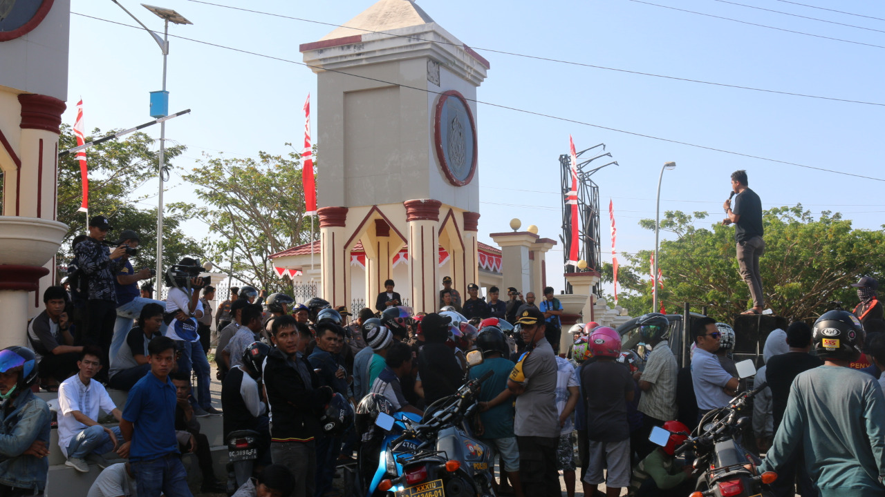 Unras Aliansi Masyarakat Pemerhati Pendidikan Sulbar Banjiri Kantor PUPR