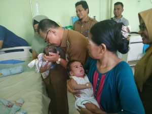 Si kembar Fausin Dicium Bupati, Ibunya haru dan bangga