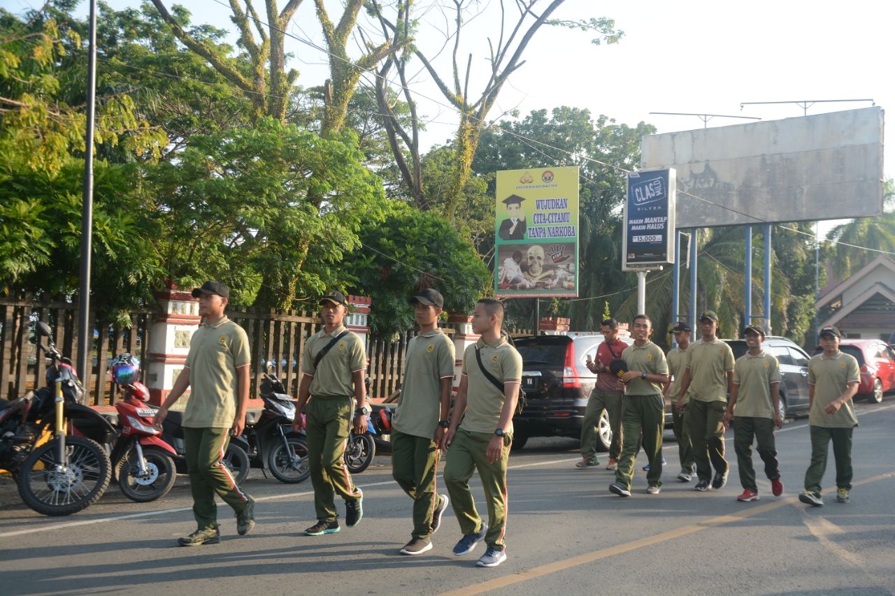 Kasi Ops Korem 142/Tatag Ikut Gerak Jalan Sehat Hut Lantas