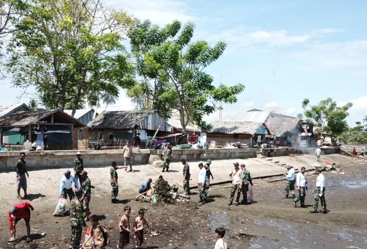 Sambut  HUT TNI Ke-74 Lanal Mamuju Bersih-bersih Pantai dan Pemeriksaan Kesehatan Gratis 