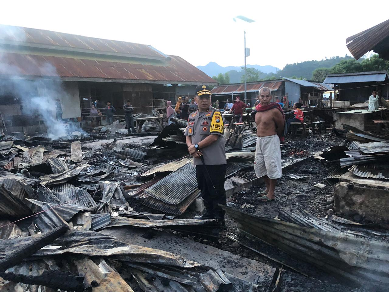 Peduli, Kapolda Sulbar Datangi Langsung Lokasi Kebakaran di Pasar Tasiu.