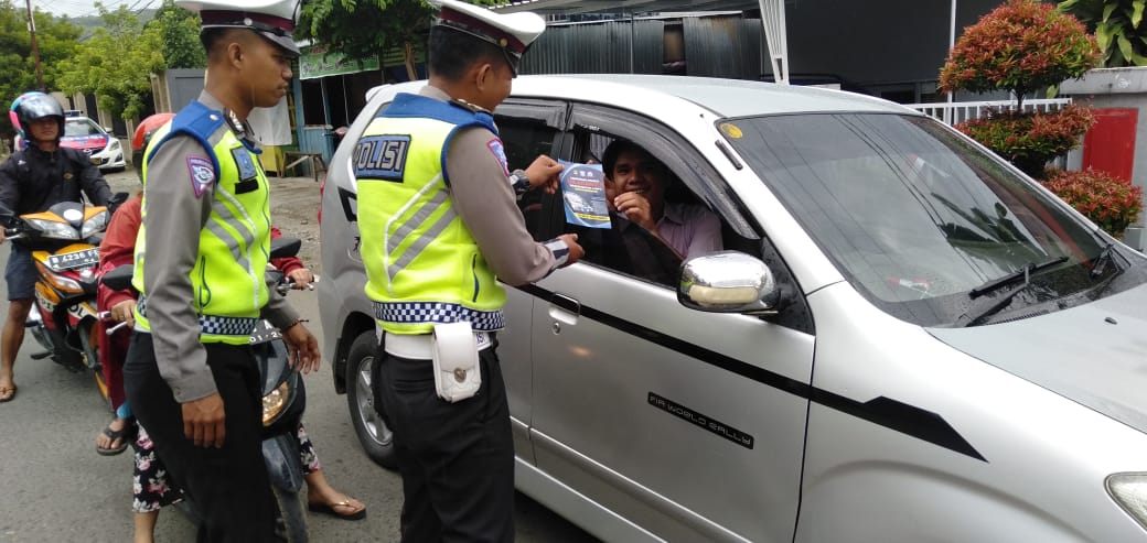 Sat Lantas Polres Berbagi Pamlet Keselamatan Berlalu Lintas