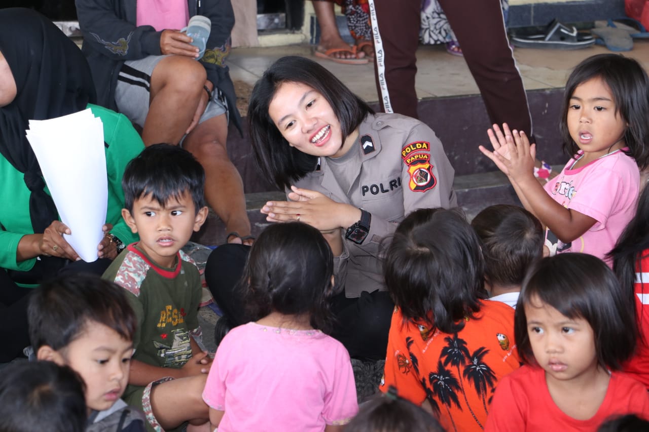 Polda Papua Beri Trauma Healing Terhadap Pengungsi di Mako Polres Jayawijaya