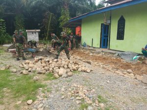 Satgas TMMD Bersama Masyarakat Rehab Masjid