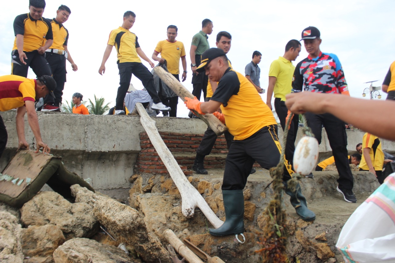 Gerakan Mapaccing Polda Sulbar dan Pemda Sasar Sepanjang Pantai Jalan Arteri.