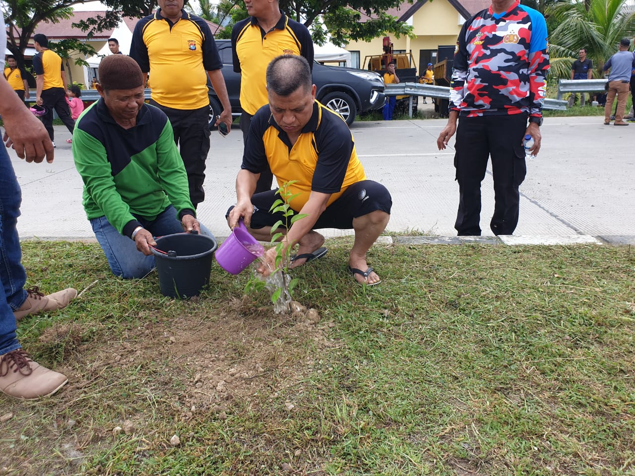 Kapolda Sulbar Tanam Pohon di Sepanjang Jalan Ateri.