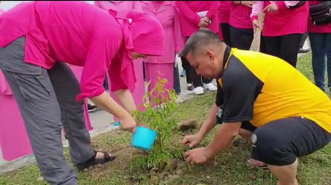 Ketua Bhayangkari PD Sulbar Ikut Mendukung Gerakan Penghijauan