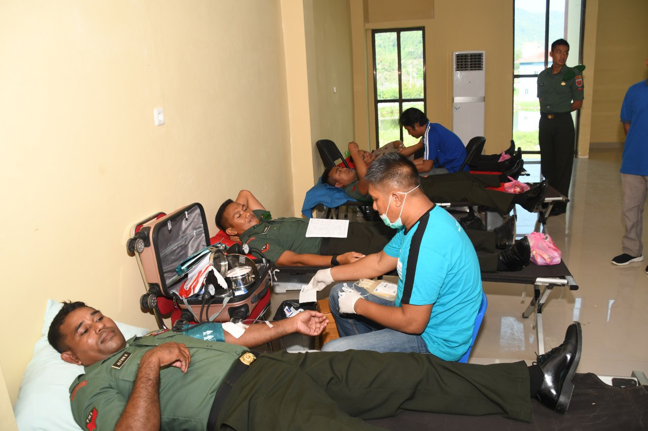 Personil Korem 142 Tatag Ikut Donor Darah