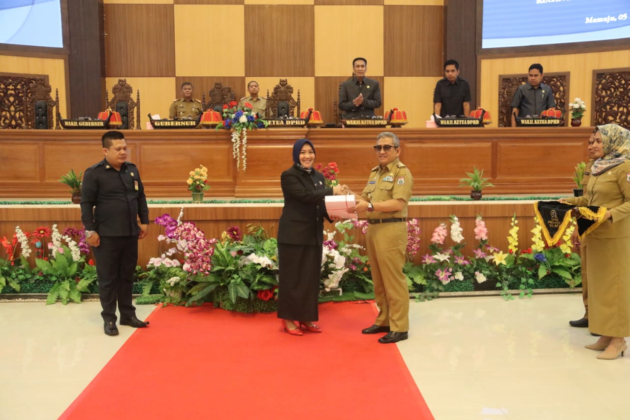 Pemprov Sulbar Serahkan Nota Keuangan 2020 ke DPRD