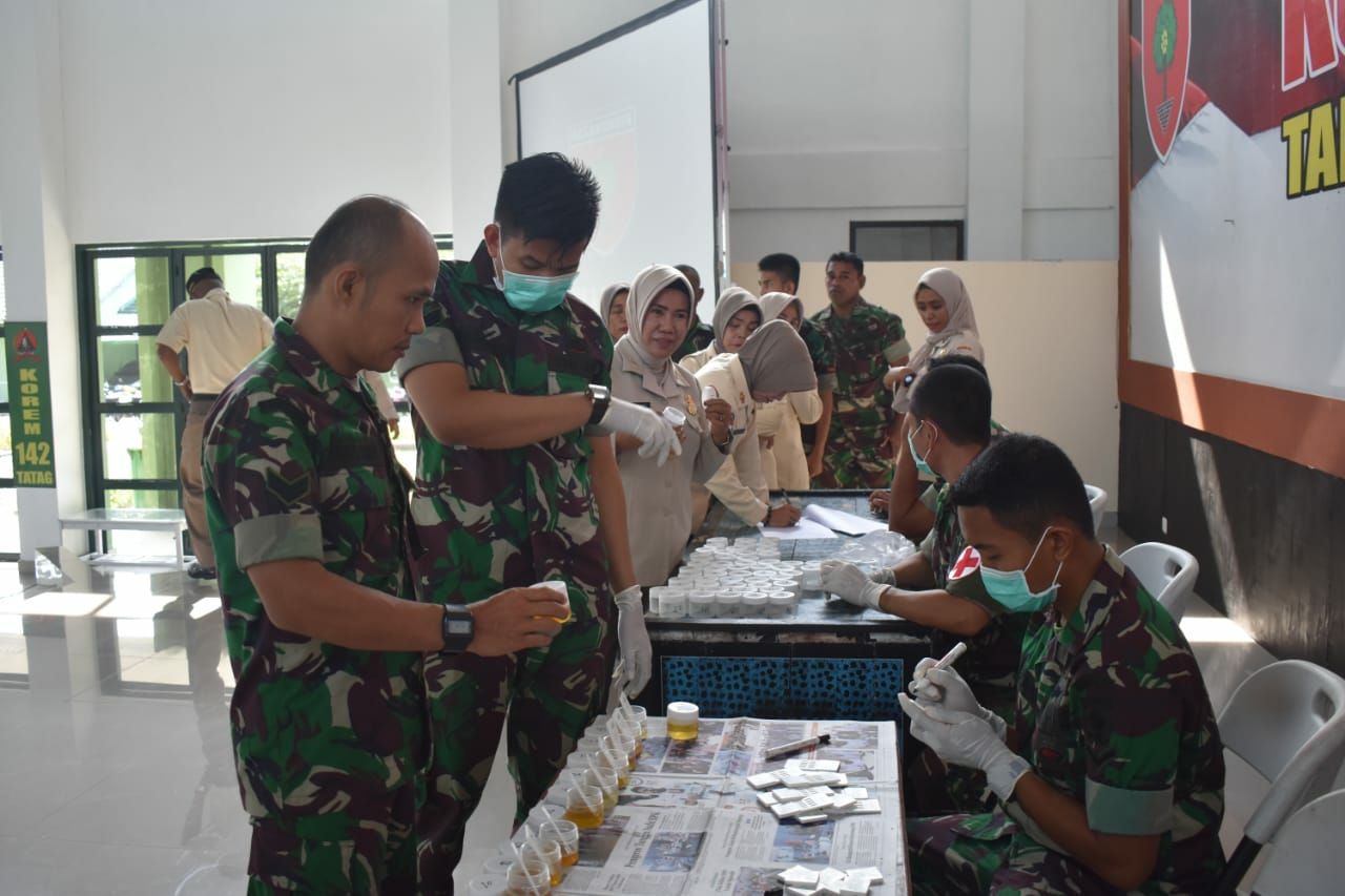 Prajurit TNI Korem 142/Tatag Pemeriksaan Urine